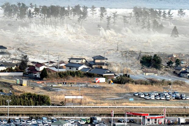 11/3/2011 - Um terremoto de magnitude 9, seguido por tsunami (ondas de 38m de altura), arrasou a costa leste de Honshu, a maior ilha japonesa. Deixou 16 mil mortos, 5 mil feridos, 4,6 mil desaparecidos e 130 mil desabrigados (300 mil imóveis destruídos). Prejuízo de US$ 309 bilhões (R$ 1,5 trilhão).  Reprodução: Flipar