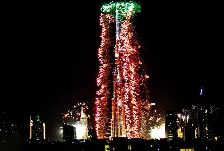 Dubai (Emirados Árabes)
Os fogos no Burj Khalifa - o edifício mais alto do mundo - são espetaculares, com coreografias de luz que encantam o público.

 Reprodução: Flipar