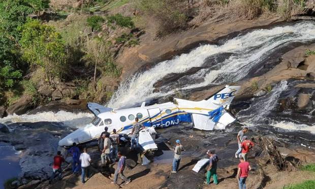 O avião bimotor caiu na Serra da Piedade, em Caratinga. Foto: Reprodução