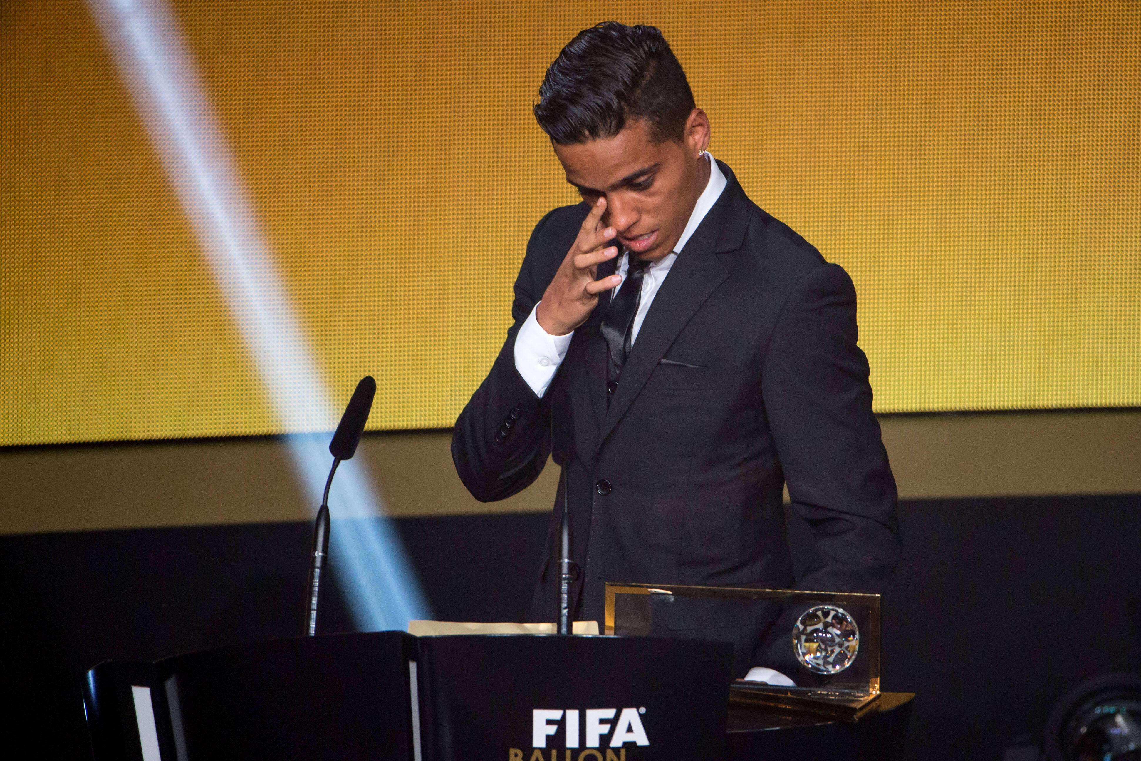 Wendell Lira se emociona ao receber o Prêmio Puskás 2015. Foto: Philipp Schmidli/Getty Images