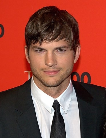 Ashton Kutcher - Nascido em 7/2/1978 na cidade de Cedar Rapids, em Iwoa, nos Estados Unidos, o ator mede 1,90 metro.