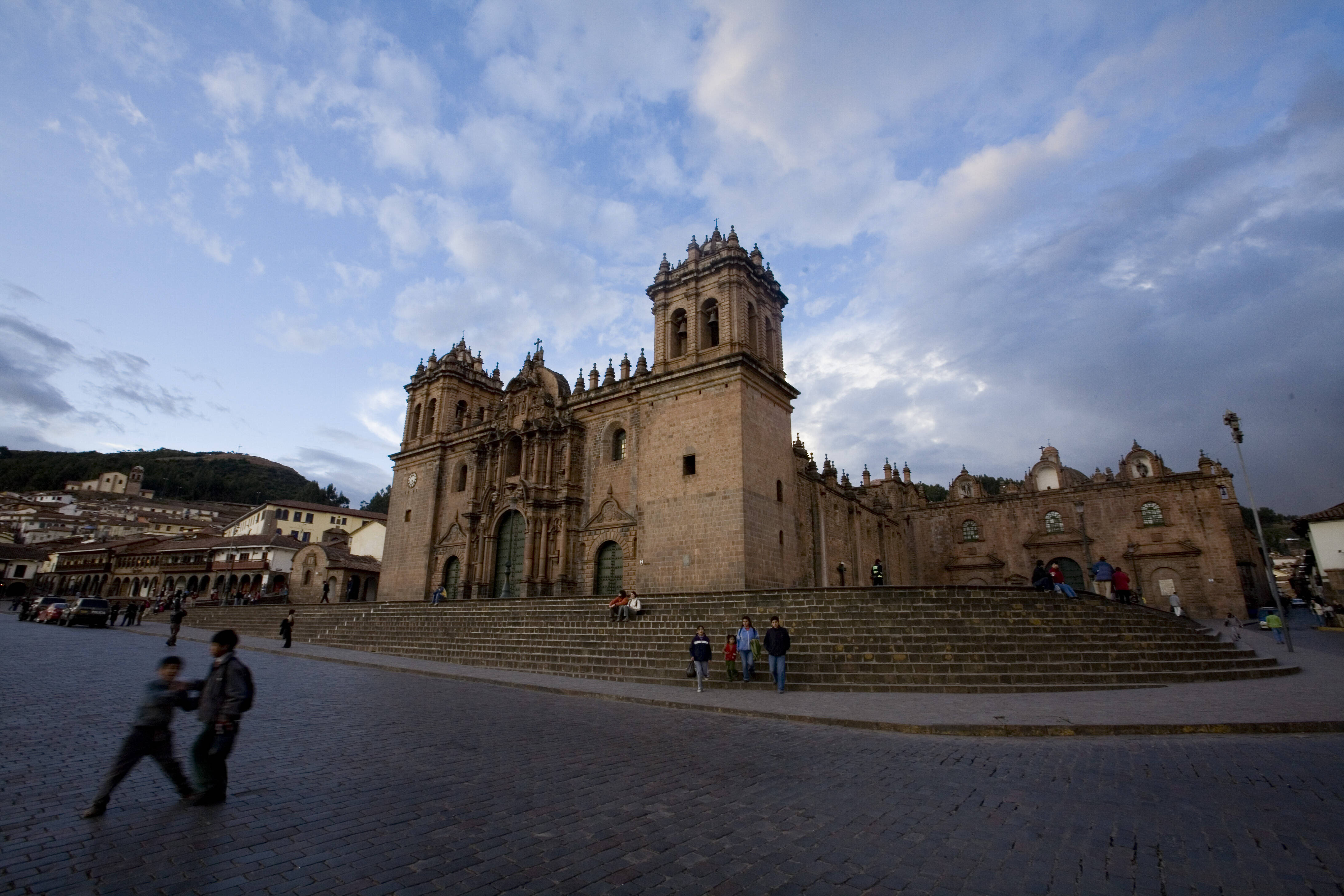 A Catedral de Cusco, na Plaza de Armas, é um marco histórico fascinante da época dos colonizadores espanhóis, inaugurada em 1654. Foto: Divulgação/Climb Viagens