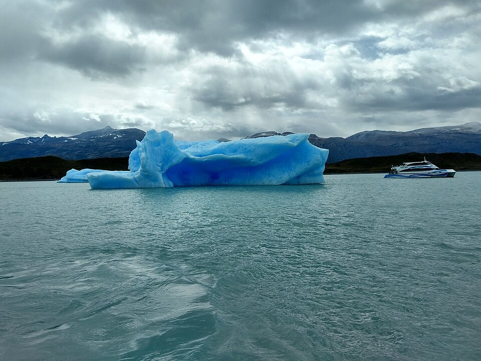 Localizado na província de Santa Cruz, na Patagônia argentina, o Lago Argentino é o maior lago de água doce do país, com cerca de 1.400 km². É famoso por abrigar o Glaciar Perito Moreno, uma das principais atrações turísticas da região. Reprodução: Flipar