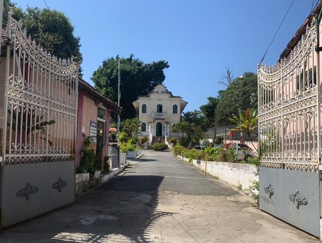 Localizado no bairro Pechincha, na zona oeste do Rio de Janeiro, o Retiro dos Artistas é uma instituição sem fins lucrativos que acolhe artistas em condições de vida precárias.