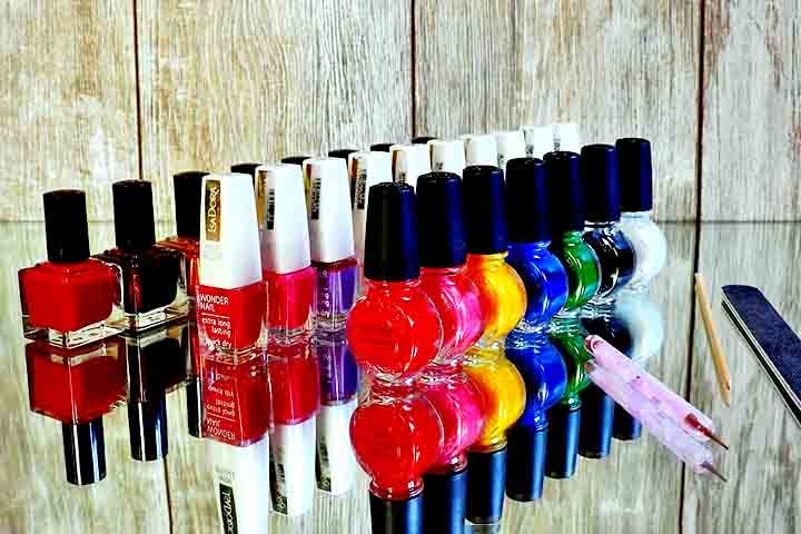 No século 20, o esmalte foi aperfeiçoado pelos processos de industrialização. Em 1925, em meio aos estudos para desenvolver tinturas para carro, foram identificadas soluções que passariam a ser usadas na fabricação dos esmaltes atuais.
 Reprodução: Flipar