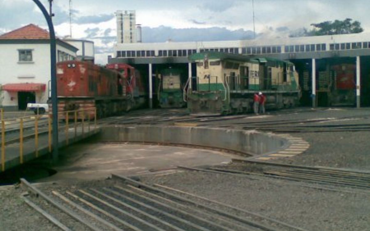 Araraquara (SP):   A rotunda de Araraquara segue em pé e ainda funciona como oficina ferroviária. Pertenceu à Estrada de Ferro Araraquara, depois à Fepasa e, atualmente, é operada pela concessionária ALL.  Não há informações exatas sobre sua inauguração, mas registros de 2010 mostram a estrutura ativa e adaptada para novas funções.. Foto: Reprodução/Estações Ferroviárias do Brasil