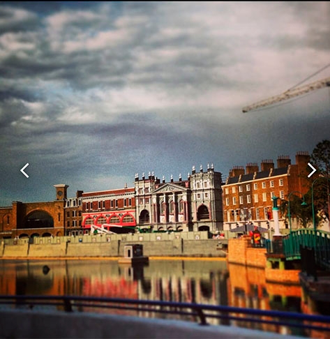 As fachadas de prédios londrinos, recriadas no parque, refletindo o seu colorido no lago artificial, formam uma das paisagens mais bonitas do mundo mágico de Harry Potter. Reprodução: Flipar