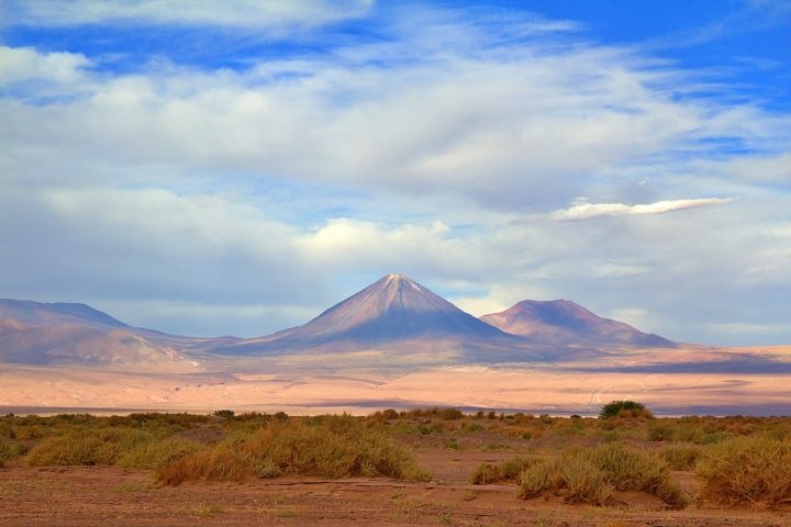 Conhecido como o deserto mais seco do mundo, o Atacama se estende por cerca de 1.000 km ao longo da costa pacífica da América do Sul, entre a Cordilheira dos Andes e o Oceano Pacífico.  Reprodução: Flipar