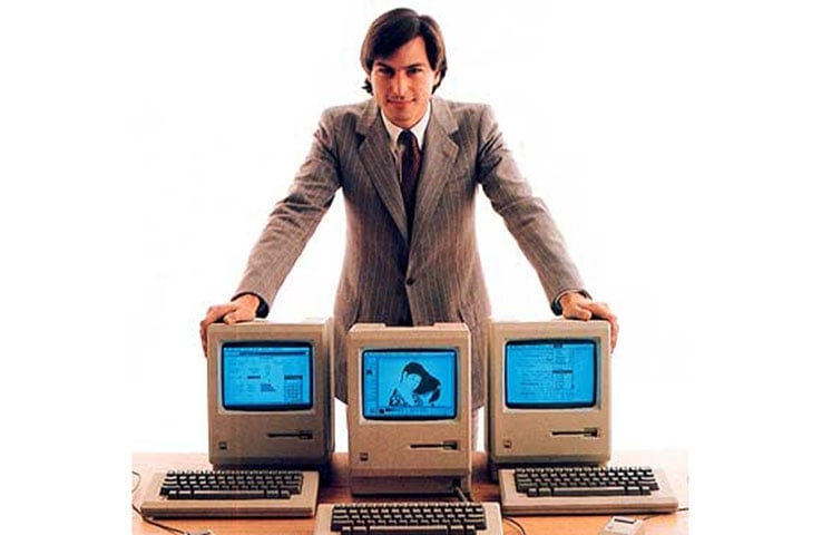 Nos anos 1980, a Apple continuou a inovar com o lançamento do Macintosh (1984), o primeiro computador com uma interface gráfica do usuário (GUI) e mouse a ser comercializado com sucesso.  Reprodução: Flipar