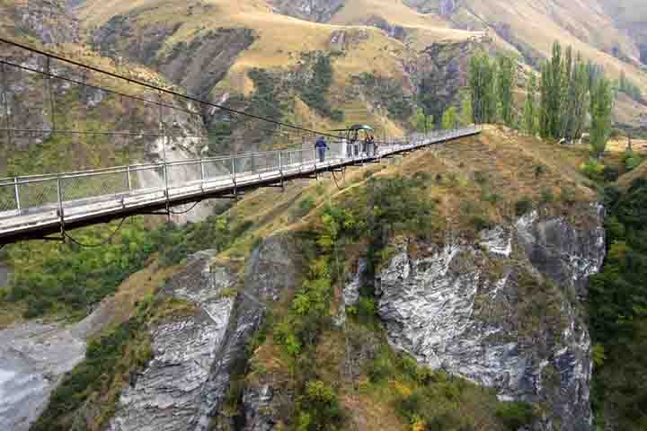 Pipeline Bungy, Nova Zelândia: O bungee-jump, conhecido no país como bungy, é uma das modalidades mais praticadas. Por lá, tem a ponte suspensa do Pipeline Bungy, a 102 metros do chão, na ilha sul da Nova-Zelândia, com o visual sobre as águas do rio Shotover. Reprodução: Flipar