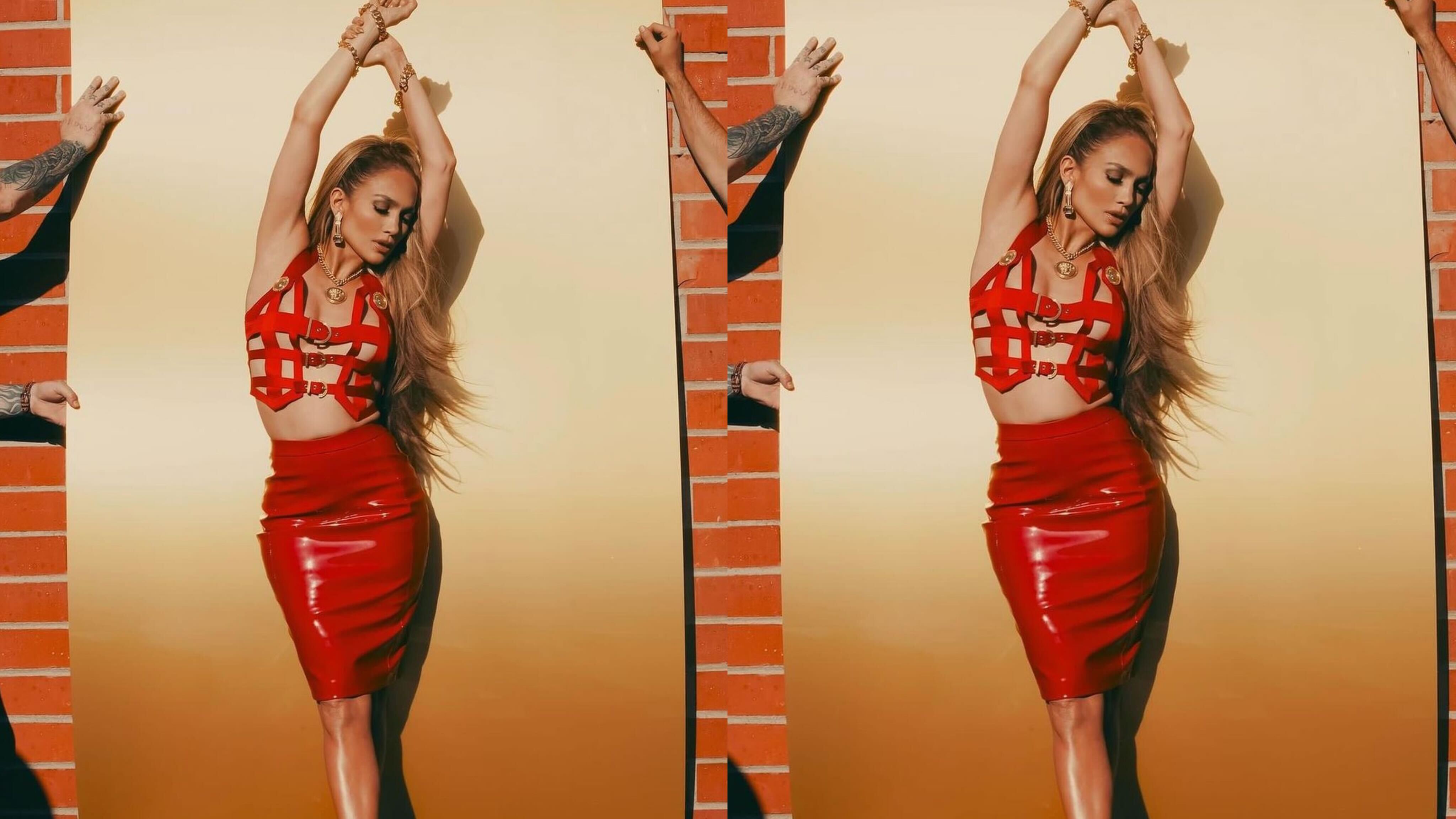 Jennifer Lopez ousa com look vermelho decotado Reprodução Instagram - 28.6.2024
