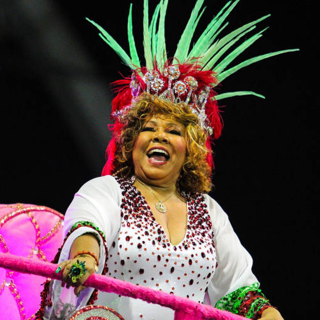 Alcione - Nascida em 1947, a Marrom tem 77 anos e é uma das intérpretes mais cultuadas do gênero, a ponto de ser apelidada de “A Voz do Samba”. Com três dezenas de álbuns de estúdio lançados na carreira, já recebeu diversas premiações e é celebrada pela potência vocal e sensibilidade interpretativa. Foi tema do enredo da Mangueira no Carnaval de 2024. 
 Reprodução: Flipar