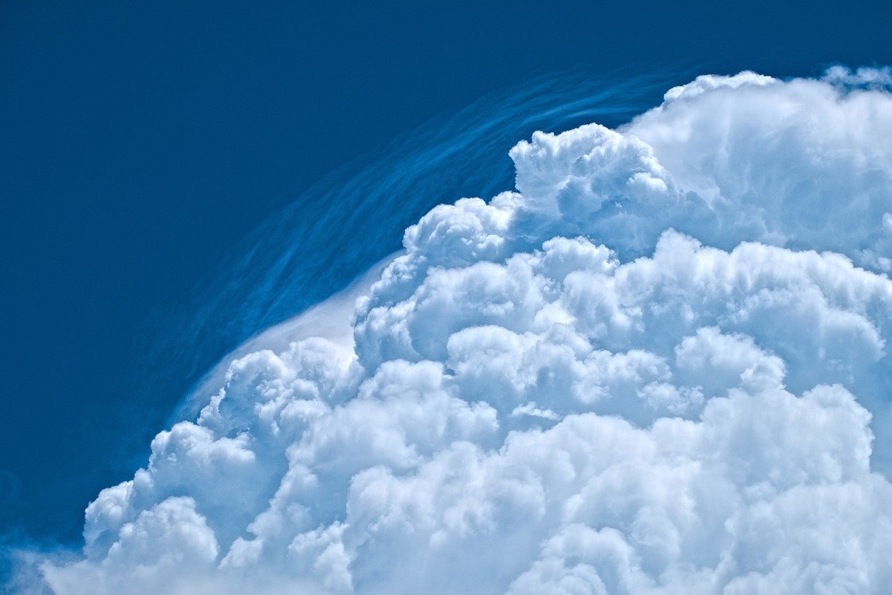 Nuvens são massas visíveis compostas por pequenas partículas de água líquida ou gelo, suspensas na atmosfera. Elas formam-se por condensação ou sublimação do vapor d’água presente no ar. Estão associadas ao ciclo da água e exercem funções importantes na regulação do clima da Terra. Reprodução: Flipar