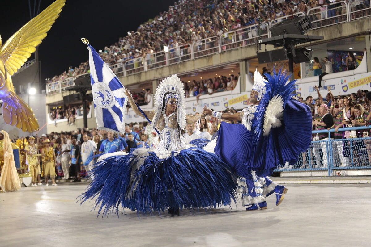 Os jurados devem observar o bailado, que deve ser no ritmo do samba, com graça, leveza e harmonia entre o casal. Muitos deles estão arriscando algumas coreografias referentes ao enredo, mas sem perder a concepção do quesito, de guardar e apresentar o pavilhão da escola. Erros na dança, assim como deixar enrolar a bandeira no giro podem tirar décimos importantes.  Reprodução: Flipar