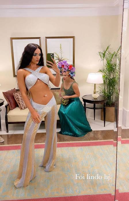 Rafa Kalimann usa look inspirado em Cher para baile de carnaval no Rio. Foto: Reprodução/Instagram