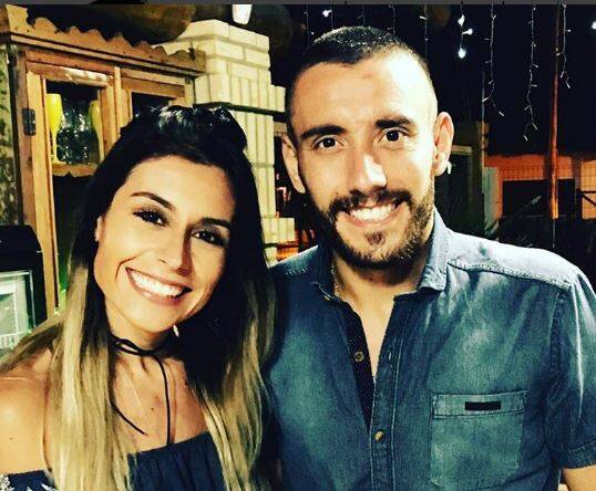 Com a esposa, Alan Ruschel, sobrevivente da tragédia com a Chape, escreveu: "Tempo de renascimento!! Feliz Natal a todos.". Foto: Reprodução/Instagram