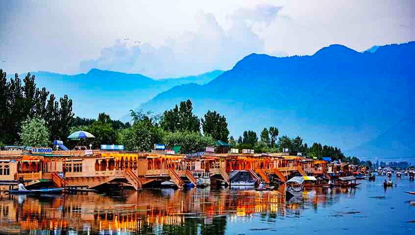 O Lago Dal (Índia) cobre 18 km² e chega a 6 m de profundidade. Localizado na Caxemira, é famoso por suas casas flutuantes e jardins aquáticos, além de ser um destino turístico icônico da região. Reprodução: Flipar