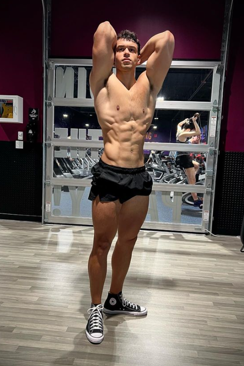 Aos 20 anos, filho de Carla Perez impressiona com físico musculoso Reprodução/Instagram