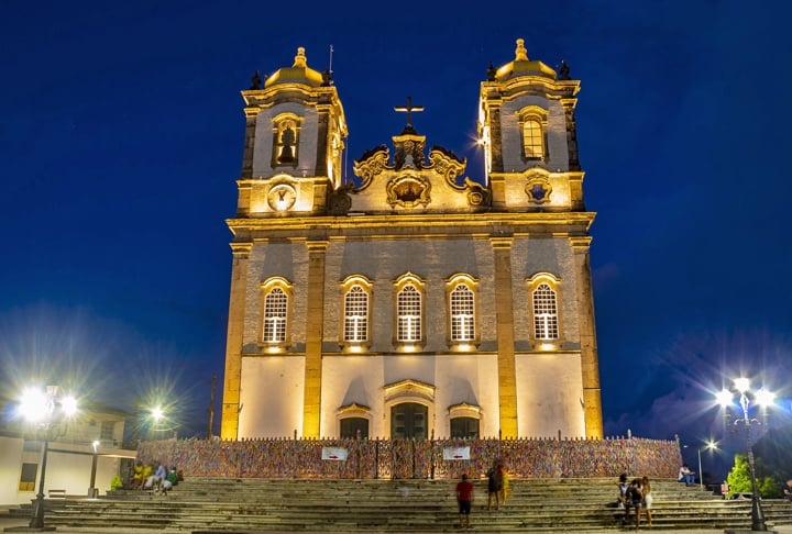 A igreja do Bonfim, situada no bairro de mesmo nome, foi construída como um santuário para abrigar essa imagem, tornando-se um local de peregrinação e devoção. Confira outros exemplos de sincretismo religioso! Reprodução: Flipar