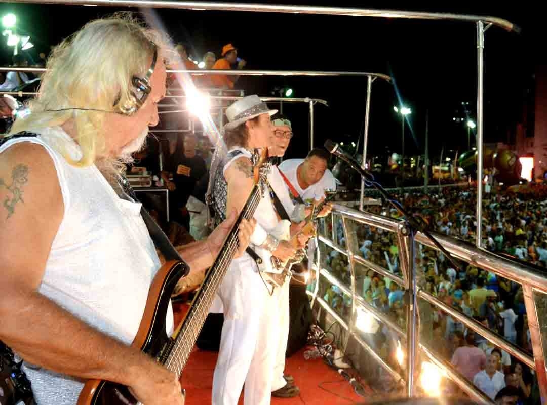 A presença do clube carnavalesco pernambucano Vassourinhas no carnaval de Salvador, em 1951, inspirou os baianos Dodô e Osmar a tocarem o frevo num instrumento por eles inventado, o pau elétrico. É conhecido como guitarra baiana. Reprodução: Flipar