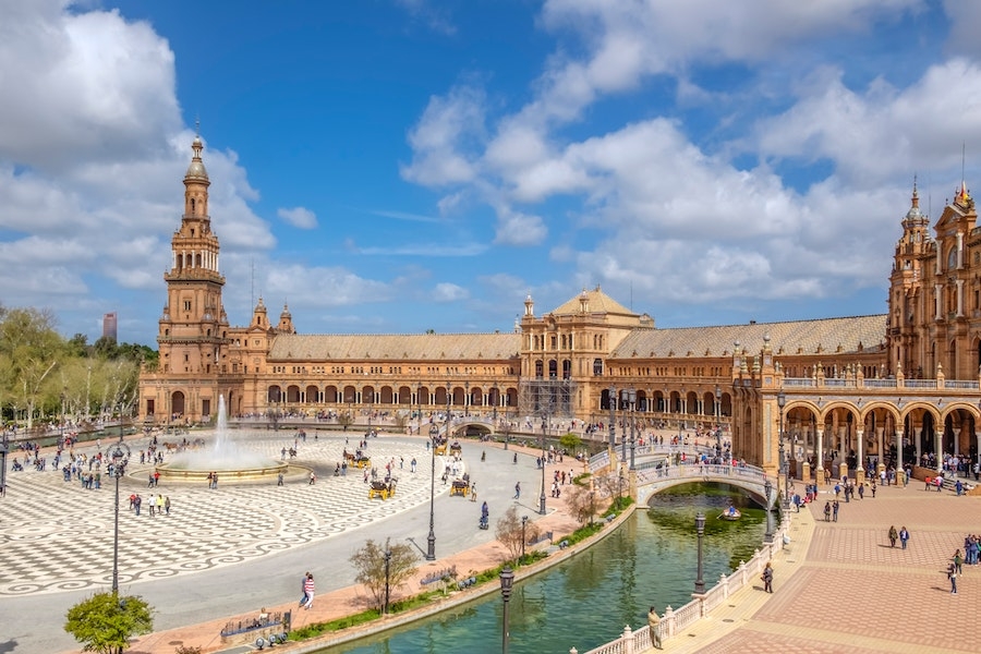 4º) Plaza de España, Espanha: A icônica praça, localizada no centro de Sevilha, foi construída em 1929. O lugar é cercado por uma combinação única de estilos arquitetônicos espanhóis, com detalhes ornamentais em azulejo e esculturas em pedra. Reprodução: Flipar