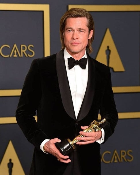 Com 59 anos, Brad Pitt é ator e produtor de filmes. Entre suas principais premiações estão um Oscar e um Emmy como produtor, além de dois Globos de Ouro como ator. É, hoje, um dos artistas mais bem pagos de Hollywood. 