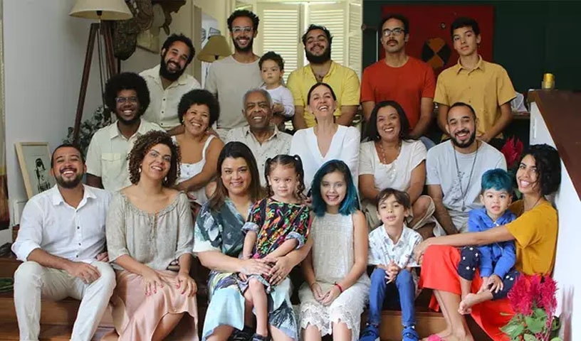 Gilberto Gil - O cantor baiano teve 8 filhos, sendo que um deles, Pedro Gil, morreu em 1990, aos 19 anos, em um acidente de carro. O artista está no quarto casamento e só não teve filhos com a cantora Nana Caymmi. Com a atual mulher, Flora, tem 3 filhos. A cantora Preta Gil é filha de Gil com Sandra Gadelha.  Reprodução: Flipar