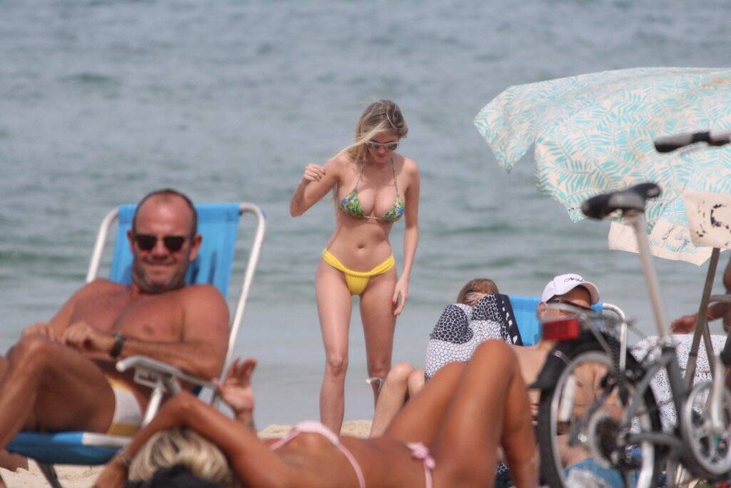 Bárbara Evans curte praia com amigos nesta segunda-feira (01) AgNews