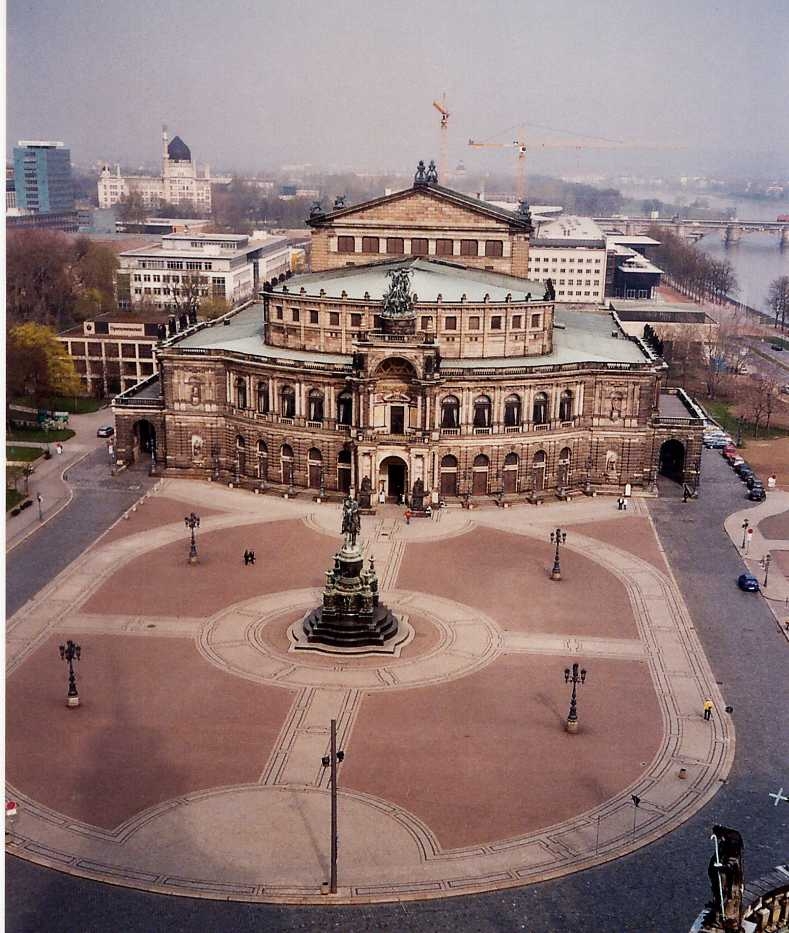 Semperoper (Dresden, Alemanha) - A Semperoper é famosa por sua história e tradição, além de ser um importante centro cultural da Alemanha. Ela se destaca tanto por suas produções de ópera quanto pela arquitetura neorrenascentista Reprodução: Flipar