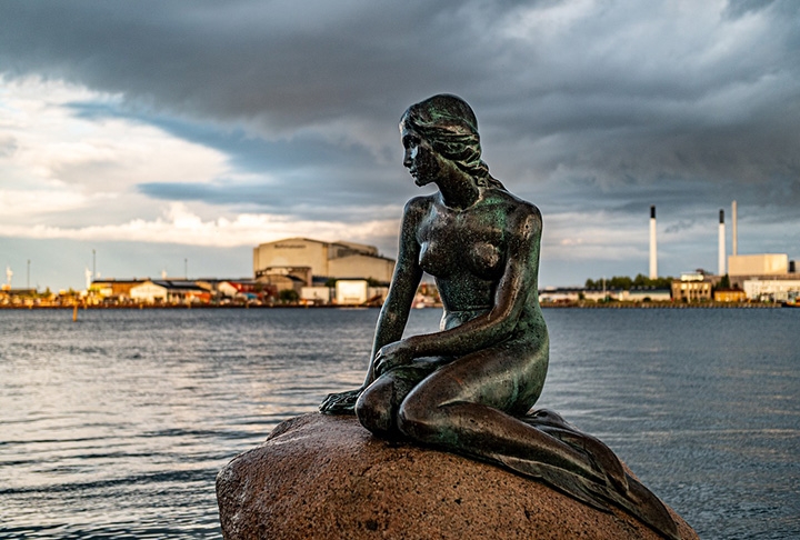 Uma das atrações mais famosas da Dinamarca é a escultura da Pequena Sereia, em Copenhague.  Reprodução: Flipar