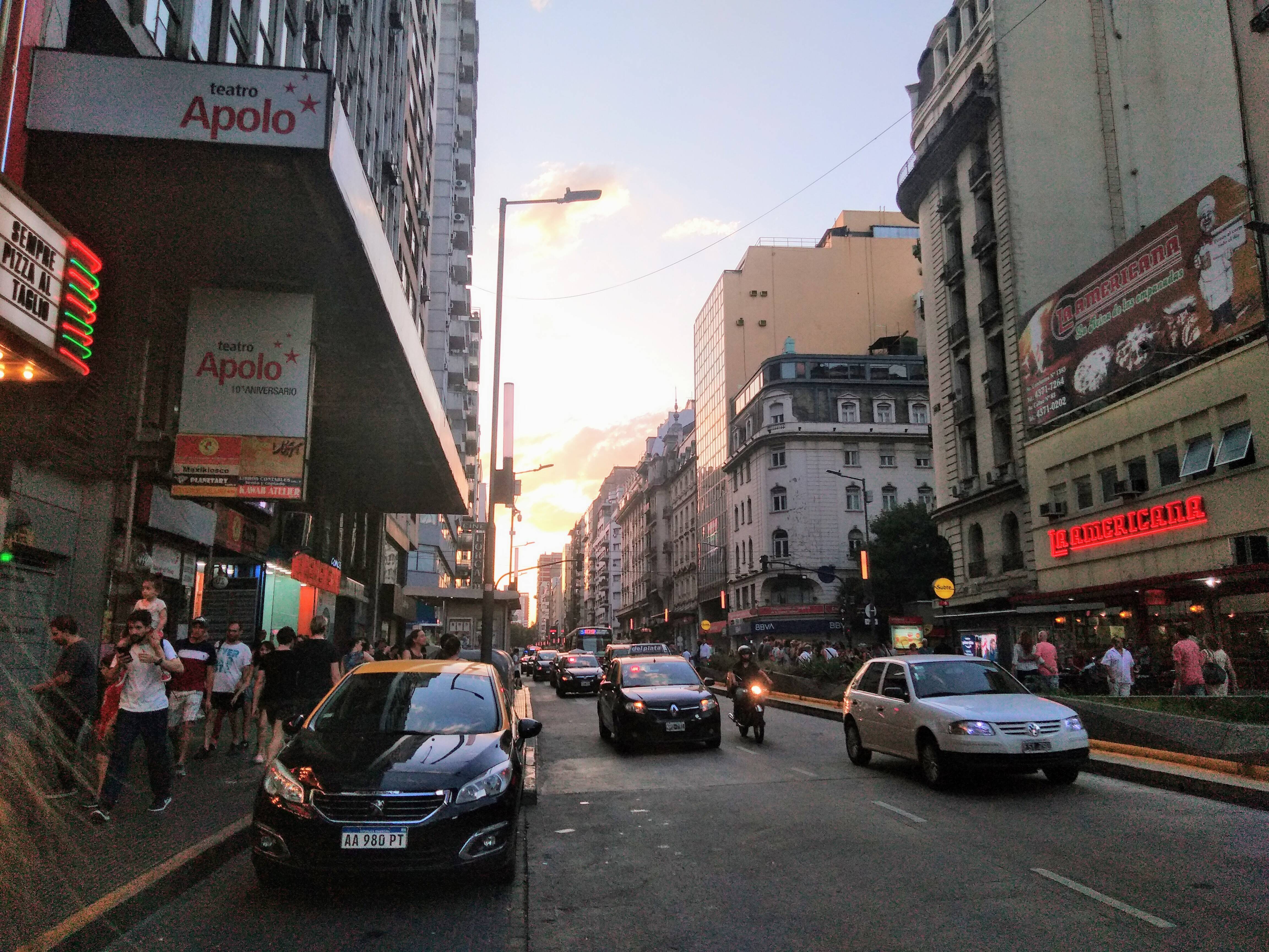 A Avenida Corrientes é uma das mais movimentadas e mais cheia de atrações. Foto: Flavia Matos/ IG