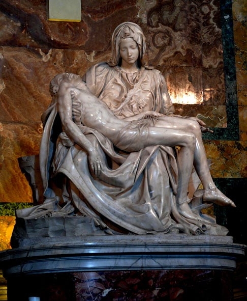 Pietà - A escultura que representa Maria, mãe de Jesus, com o filho morto nos braços, foi feita em 1499 e tem tamanha delicadeza que mal dá pra acreditar ser feita de mármore. Reprodução: Flipar