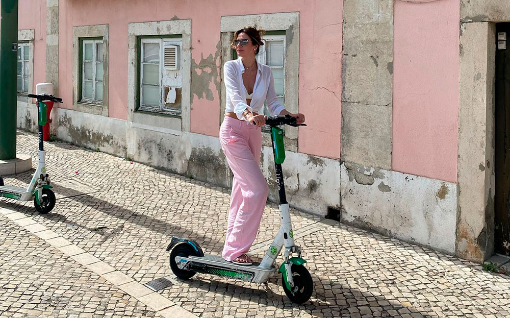 A apresentadora Luciana Gimenez se diverte com patinetes públicos em rua de Lisboa Arquivo pessoal