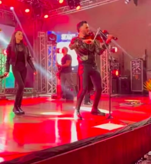 Uma cena inusitada - e amorosa - chamou a atenção de quem acompanhava um show do violinista e maestro Simão Wolf em Caçador, Oeste de Santa Catarina. Foi em outubro de 2024. O FLIPAR mostrou na ocasião e republica para quem não viu. Um momento que vale relembrar pelo carinho que contagiou o público e fez o artista ganhar muitos seguidores.  Reprodução: Flipar