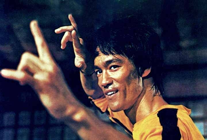 Antes de Bruce Lee, os filmes de artes marciais eram restritos ao sudeste asiático e pouco conhecidos no Ocidente. Bruce revolucionou o gênero ao criar o Jeet Kune Do, uma arte marcial focada em máxima eficiência, força e velocidade, atacando antes que o adversário pudesse reagir. O que o torna o maior artista marcial do cinema é sua contribuição incomparável: os conceitos de coreografia, ângulos de câmera e expressões em filmes de artes marciais foram todos moldados por seus trabalhos.  Reprodução: Flipar