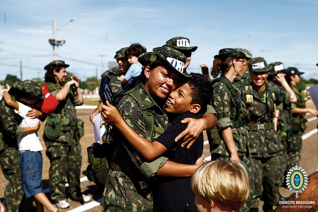Não são poucas as mulheres que, a cada ano, ingressam na carreira militar. Seja no Exército ou Polícia.