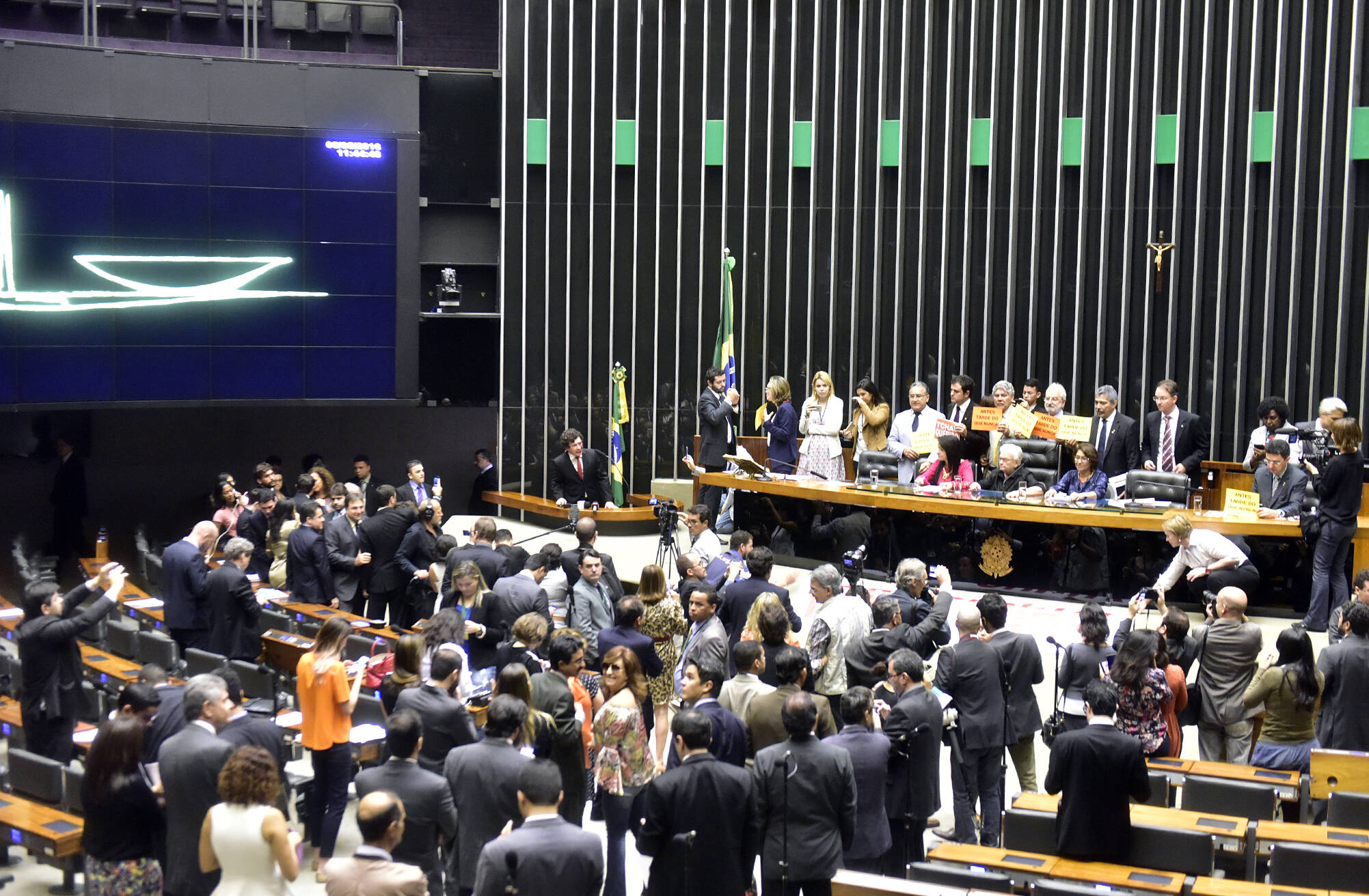 Após vice-presidente encerrar sessão, deputados governistas assumem bancada e fazem sessão informal. Zeca Ribeiro/Câmara dos Deputados - 05.05.16