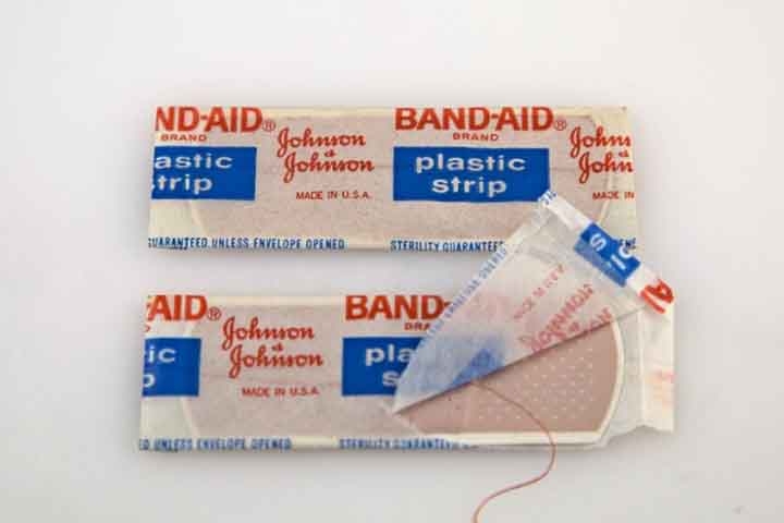 Band-Aid - Marca de bandagem adesiva para pequenas feridas ou cortes. Foi criada em 1920 pela empresa americana Johnson e Johnson. 
 Reprodução: Flipar