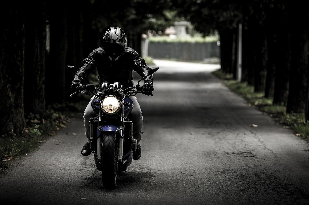 Andar de moto é uma paixão para muita gente. E vários famosos adoram velocidade sobre duas rodas! Veja, além de Momoa, alguns loucos por motos  Reprodução: Flipar