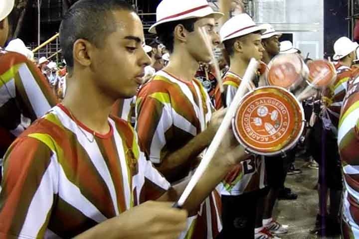 Hoje o tamborim é comum na música popular e religiosa, incluindo samba e gospel, usado para marcar ritmos animados e festivos.
 Reprodução: Flipar