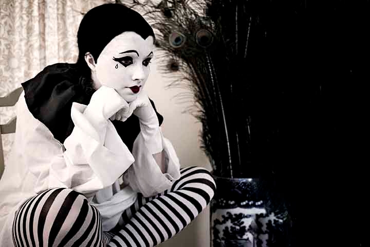 O contínuo sofrimento do Pierrot pelo amor não correspondido da Colombina o fazia ser alvo de piadas. Por isso, o personagem costuma aparecer representado com uma lágrima abaixo dos olhos.
 Reprodução: Flipar