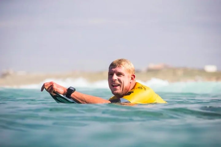 Mick Fanning (Austrália, 1981-) Tricampeão mundial (2007, 2009, 2013). Uma curiosidade sobre o australiano é que ele sobreviveu a um ataque de tubarão durante uma competição ao vivo em 2015. Reprodução: Flipar