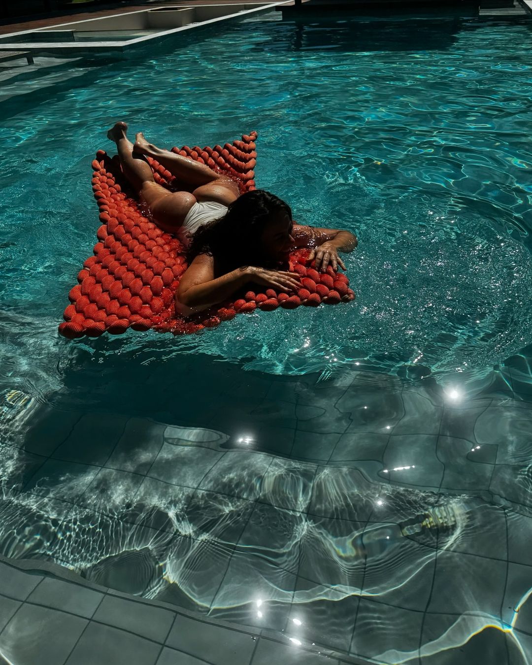 Paolla Oliveira posou ostentando o corpo na água, na beira da piscina e até em uma boia Reprodução/Instagram