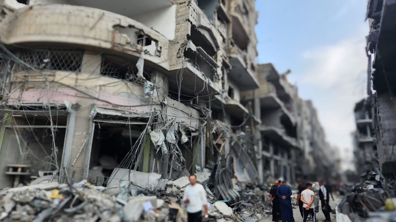 O mercado comercial no campo de refugiados de Nusairat, na cidade de Gaza, que foi bombardeado por ataques aéreos israelenses em 21 de outubro.