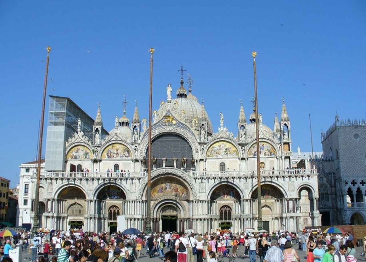 Basílica de São Marcos (século XI): Construída em estilo bizantino, esta magnífica catedral abriga mosaicos dourados e os restos mortais de São Marcos, trazidos de Alexandria Reprodução: Flipar