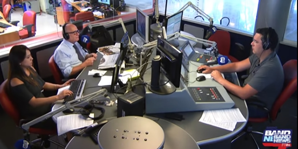 No último programa que apresentou na rádio Band News (foto), Boechat abordou, entre outros temas, as tragédias de Brumadinho e do Ninho do Urubu (CT do Flamengo), cobrando rigor nas investigações. Não podia imaginar que ele mesmo, poucas horas depois, seria vítima de outra tragédia.   Reprodução: Flipar