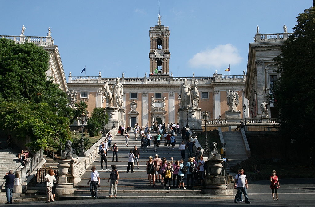 Capitólio (século I a.C.): Monte sagrado, centro da política romana. Michelangelo redesenhou a praça no século XVI Reprodução: Flipar