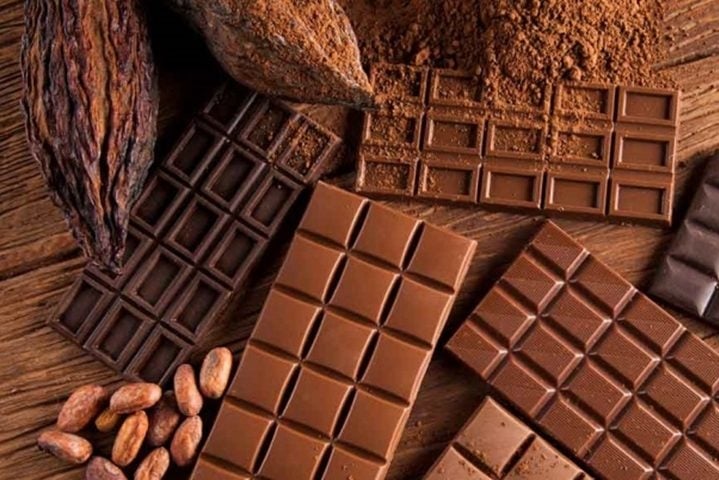 Dá-lhe cafeína: Cada grão de cacau contém aproximadamente 0,2% de cafeína. Para se ter uma ideia, uma barra de chocolate de 100 g tem cerca de 80 grãos de cacau! Reprodução: Flipar