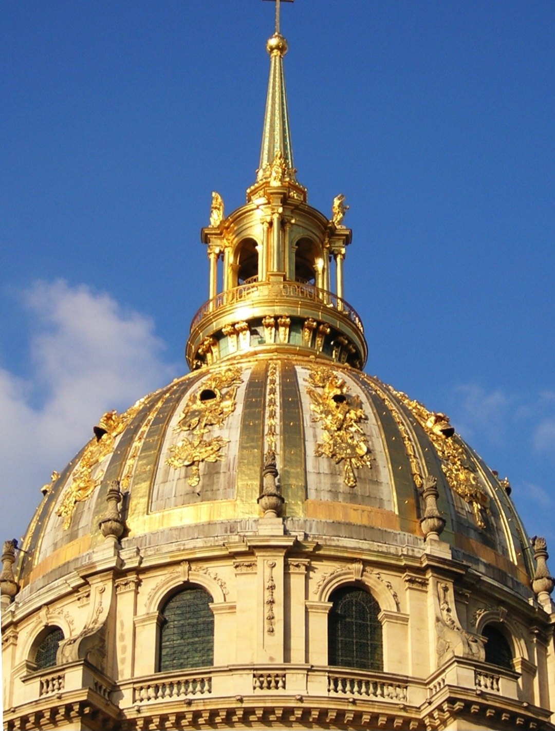 Palácio dos Inválidos (Paris, França) - Esta cúpula dourada é um exemplo perfeito do barroco francês e abriga o túmulo de Napoleão Bonaparte. Sua rica decoração e posição no coração de Paris fazem dela um marco significativo. Reprodução: Flipar