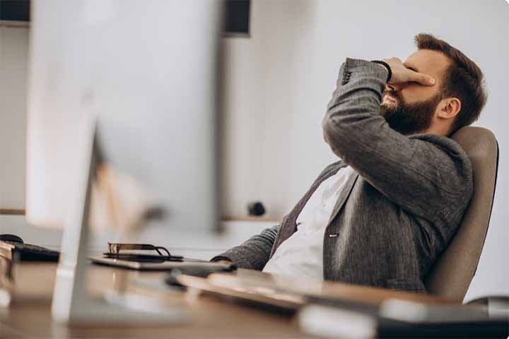 Outros fatores, como histórico familiar, sedentarismo, obesidade, tabagismo e exercer profissões que exigem longos períodos em pé ou sentado - como motoristas, professores e atendentes - aumentam os riscos de desenvolver o distúrbio.
 Reprodução: Flipar